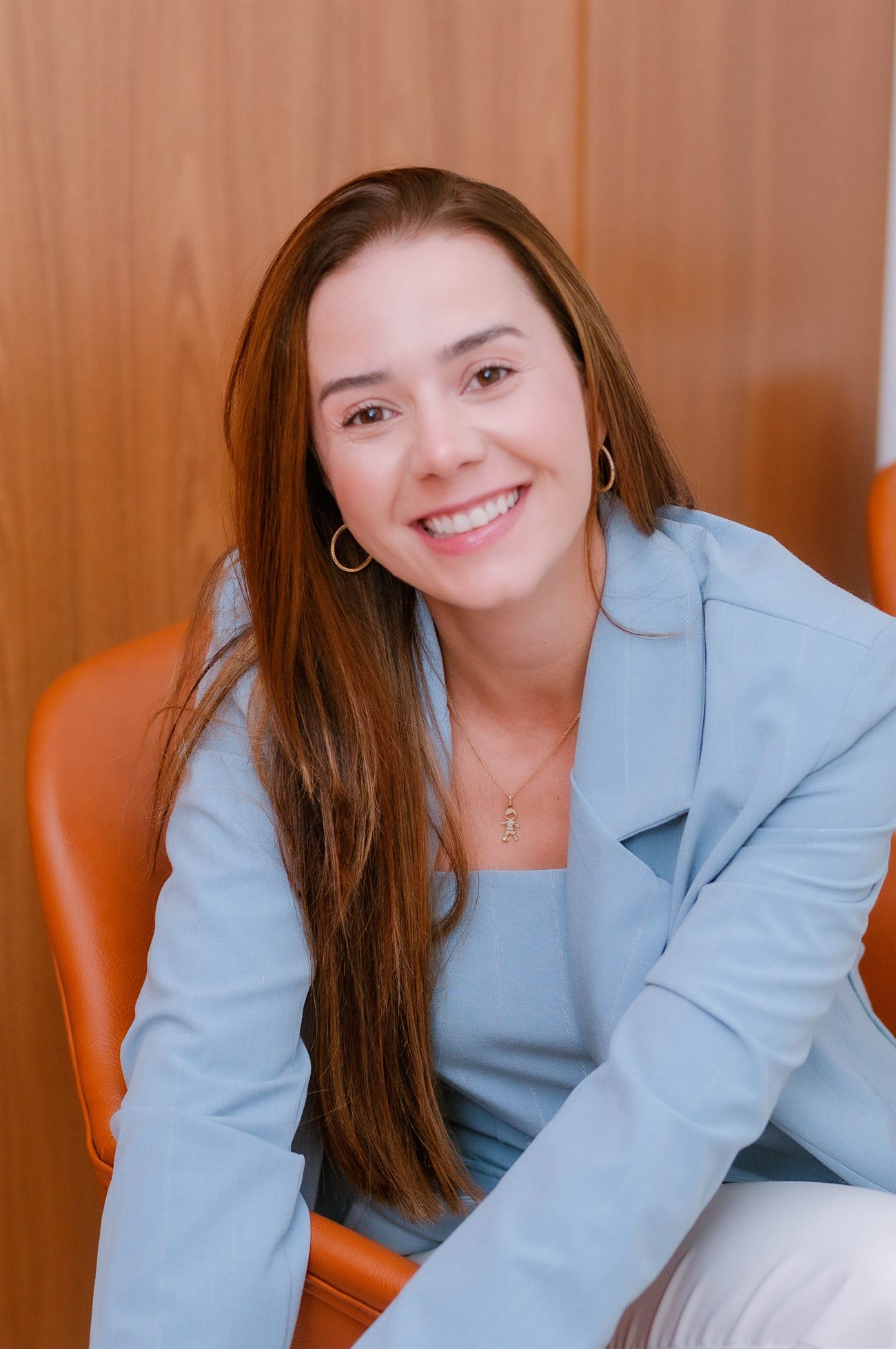 Dra. Lara Prottes sorrindo, pronta para receber novas pacientes